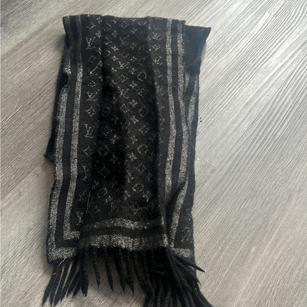 Louis Vuitton Monogram Scarf in Black and Silver